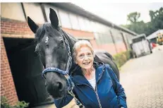  ?? RP-FOTO: ANDREAS BRETZ ?? Anne Zech mit Conchetta: Die 86-Jährige reitet selbst nicht mehr, ihr Pferd wird aber von einer anderen Reiterin regelmäßig bewegt.