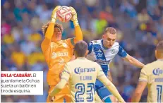  ?? ?? EN LA ‘CABAñA’. El guardameta Ochoa sujeta un balón en tiro de esquina.