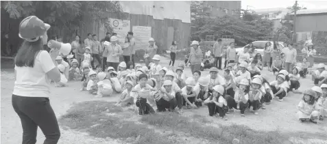  ?? ALDO NELBERT BANAYNAL ?? Pupils and teachers of a private learning center in Cebu City take part in a fire drill.