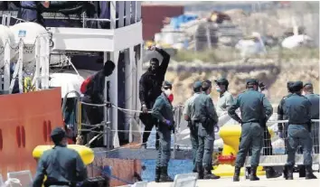  ?? AP ?? Die Odyssee des Flüchtling­s-Rettungssc­hiffs Aquarius ist nach über einer Woche beendet.