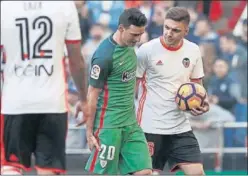  ??  ?? ROTO. Siqueira se interesa por Aduriz tras lesionarse.