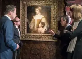  ??  ?? Bart De Wever, Ben Weyts, Ben van Beneden en Caroline Bastiaens vol bewonderin­g voor het portret van Titiaan.
FOTO PATRICK DE ROO