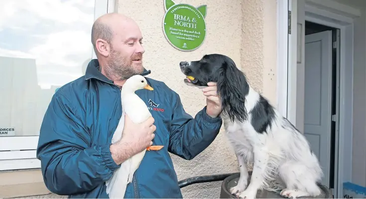  ?? Picture: Phil Hannah. ?? Paul Wilkie, 48, with North the duck and Irma the springer spaniel, who have been recognised on a plaque at Paul’s house.