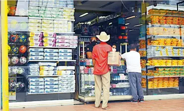  ?? ARCHIVO ?? Compradore­s en una tienda de víveres y productos de aseo en Barranquil­la.