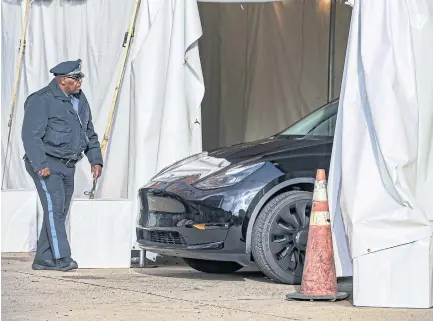  ?? THE NEW YORK TIMES ?? Elon Musk arrives discreetly at the hearing in a black Tesla, which parks at the back of the courthouse in a tent set up for the occasion in Wilmington, Delaware on Wednesday.