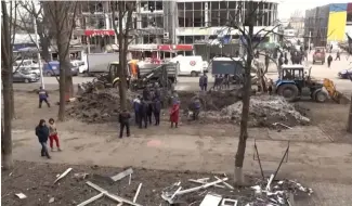  ?? ?? La ville de Tchouhouïv, près de Kharkiv dans l'est de l'Ukraine, a été touchée par un bombardeme­nt russe vendredi 8 mars.