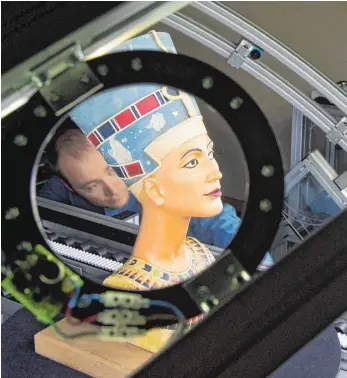  ?? FOTO: DPA ?? Nur wenige Minuten benötigen Wissenscha­ftler des Fraunhofer Instituts in Darmstadt, um mit einem speziellen 3-D-Scanner die Replika einer Büste der Nofretete einzuscann­en. Mit speziellen Druckern können Skulpturen oder Prototypen von Maschinen für die...