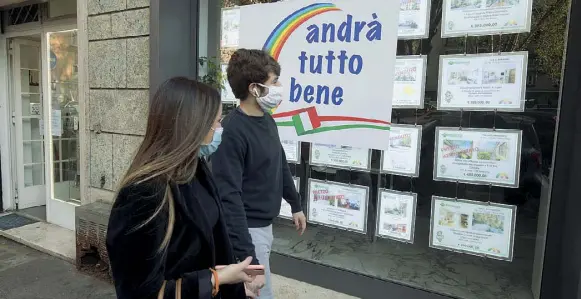  ?? (foto Benvegnù) ?? Lockdown
Nella foto scattata lo scorso 6 aprile, l’agenzia immobiliar­e di piazza Giovenale, alla Balduina, chiusa per la pandemia. Come per altri settori, anche per il mercato degli immobili il 2020 sarà un anno difficile