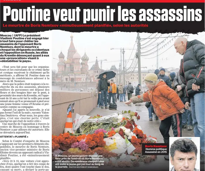  ??  ?? À Moscou, un jeune garçon dépose une fleur près de l’endroit où Boris Nemtsov a été abattu. De nombreux compatriot­es ont imité le jeune garçon tout au long de la journée.