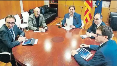  ?? TWITTER @RAULROMEVA / ACN ?? Josep Rull, Raül Romeva, Oriol Junqueras, Jordi Turull y Carles Mundó se reunieron en el Parlament