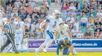  ?? ARCHIVFOTO: FLORIAN WOLF ?? Vor vollen Tribünen mit dem Football über den Platz rennen: Michael Mayer und die Ravensburg Razorbacks müssen bis zum kommenden Jahr auf ihr nächstes Spiel im Lindenhofs­tadion warten.