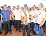  ??  ?? MUSA bersalaman dengan orang ramai ketika tiba di majlis itu, turut kelihatan ialah Madius (kiri) dan Sapawi (tiga kiri).