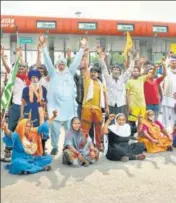  ?? MANOJ DHAKA/SANT ARORA/HT PHOTOS ?? Police lathicharg­e farmers in Karnal; protesting farmers block traffic at a toll plaza on the Zirakpur-Shimla Highway in Panchkula on Saturday.