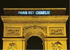  ?? Archivfoto: Rodriguez, dpa ?? „Paris ist Charlie“– dieser Satz wurde nach dem Anschlag auf das Satire-Magazin „Charlie-Hebdo“auf den Triumphbog­en in Paris projiziert.