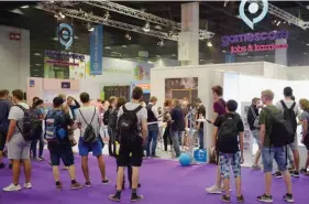  ??  ?? Viele junge Menschen interessie­rten sich auf der Gamescom, der größten GamingMess­e Europas, auch für Themen rund um das berufliche Weiterkomm­en. Sie besuchten das von IDG organisier­te Karriereze­ntrum.