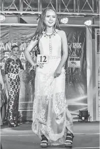  ??  ?? MENAWAN: Magdeline ketika mengambil bahagian dalam pertanding­an Ratu Cantik Fun 5 Sibu Jaya.