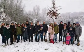  ?? NGZ-FOTO: WOI ?? Baumpflanz­en im Schneetrei­ben: Insgesamt acht Ehepaare hatten sich am Samstag am Hochzeitsh­ain eingefunde­n.