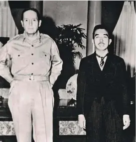  ??  ?? Hemdsärmel­ig bestellte der US-Besatzungs­chef, General MacArthur, Japans Kaiser Hirohito zum Rapport. Er kam aber bald zu der Erkenntnis: Ohne Kaiser geht in Japan nichts.