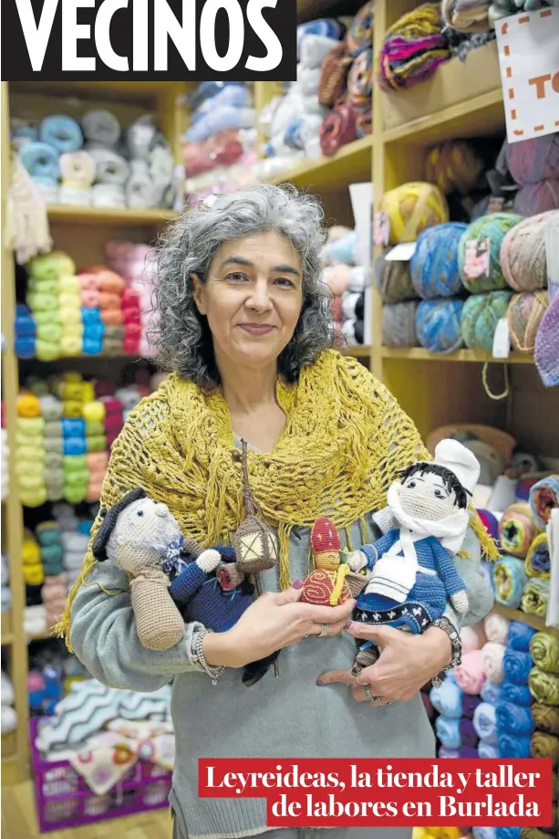  ?? ?? Blanca Zúñiga posa en el interior de la tienda de Leyreideas con los amigurumis del Olentzero, San Fermín y Mari Domingi.