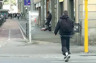  ??  ?? Il senegalese che da anni è tutti i giorni in viale don Minzoni, diventato un punto di riferiment­o soprattutt­o per gli anziani