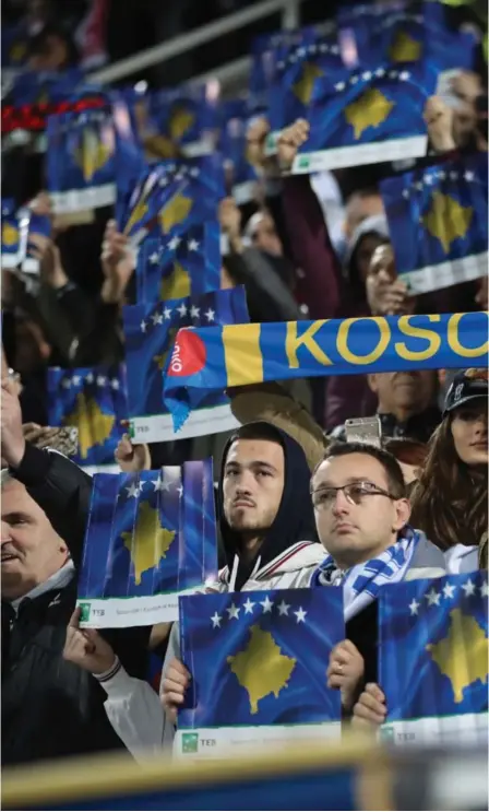  ?? FOTO: LEHTIKUVA/NTB ?? Rogalendin­g og tidligere Viking-spiller Valon Berisha i aksjon for Kosovo mot Finland.
Kosovo-tilhengere på plass i Pristina under en kamp mot England i november 2019.
