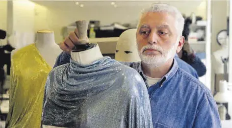  ?? PHILIPPE WOJAZER / REUTERS ?? El diseñador Paco Rabanne, en su taller de costura de París.