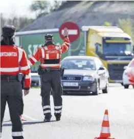  ?? Iñaki Berasaluce / Europa Press ?? Agents de la policia basca en un control de trànsit, ahir, a Vitòria.