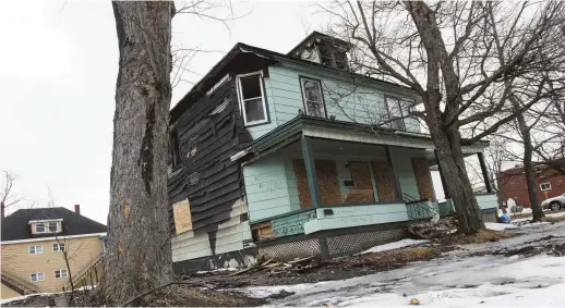  ??  ?? Cette maison de la rue Park est abandonnée et placardée par le service d’incendie de la Ville de Moncton. En février, les flammes qui dévoraient une autre maison vacante se sont propagées à sa structure extérieure. L’enquête est en cours et les...