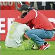  ?? FOTO: IMAGO ?? Kölns Trainer Peter Stöger tröstet nach dem 0:1 in Mainz den enttäuscht­en Dominic Maroh.