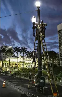  ?? Edilson Dantas - 2.ago.14/Folhapress ?? Prefeitura de São Paulo troca lâmpadas na região central