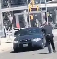  ?? TWITTER IMAGE ?? A Toronto Police officer confronts the driver of a van alledged to have run down people on the sidewalk in 2018.