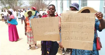  ?? — Picture: Tinai Nyadzayo ?? Parents whose children are enrolled at Chirinda High School in Marange demonstrat­e against school authoritie­s on Wednesday. lt is suspected that three girls at the institutio­n are under spiritual attack.