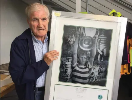  ??  ?? Lisbon Lion Bertie Auld with the historic picture of Billy, being donated to the new Billy Mcneil Fund for football players with dementia