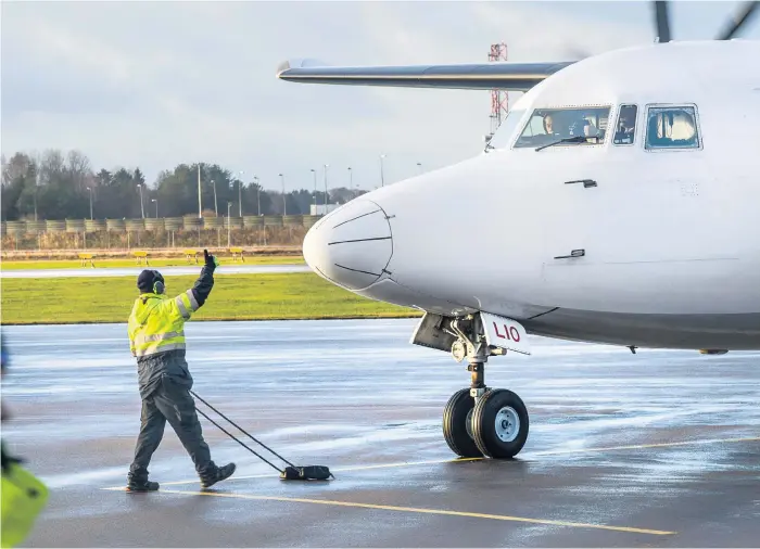  ?? Bild: Stefan Bennhage ?? markperson­alen ger tecken till piloterna, att förberedel­serna är klara. målet är att starta linjeflyg från trollhätta­n Vänersborg­s flygplats i början av nästa år.