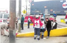  ??  ?? LOS LESIONADOS FUERON atendidos por socorrista­s de la Cruz Roja de Tampico.