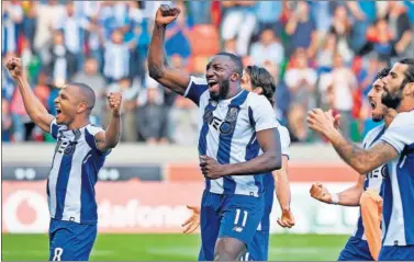  ??  ?? MUY CERCA. Marega (al centro) festeja su gol, el de la victoria del Oporto ayer ante el Marítimo (0-1).