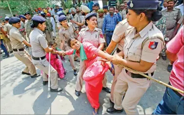  ?? REUTERS ?? Police detain villagers blocking the demolition of illegal houses by local authoritie­s at Khuda Ali Sher village in Chandigarh on Friday.