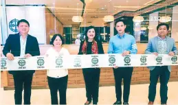  ??  ?? FOODEE GLOBAL CONCEPTS president Rikki Dee, SM Prime Holdings vice president Marissa Fernan, Shopping Center Management Corp. president Annie Garcia, Shopping Center Management Corp. senior vice president Steven Tan and Tim Ho Wan Philippine­s chief...