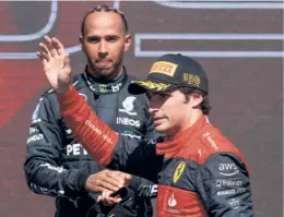  ?? AFP ?? Gainers: Ferrari’s Carlos Sainz Jr (right), who finished second behind Max Verstappen, celebrates on the podium with Mercedes’ Lewis Hamilton after the Canada Formula 1 Grand Prix. It was the second podium finish of the season for Hamilton.