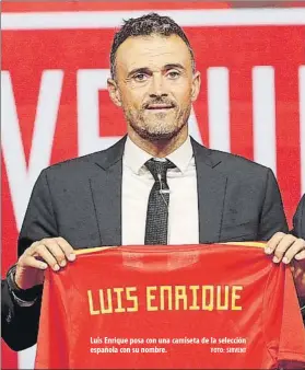  ?? FOTO: SIRVENT ?? Luis Enrique posa con una camiseta de la selección española con su nombre.