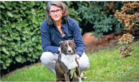  ?? RP-FOTO: HANS-JÜRGEN BAUER ?? Irene von Seebach mit ihrem Hund Lola. Die Medizineri­n will das Projekt Lesehund in Meerbusch und Umgebung bekannt machen.