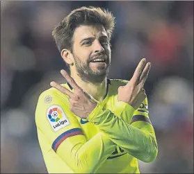  ?? FOTO: PERE PUNTÍ ?? Gerard Piqué celebró con el habitual doble 2 su gol contra el Levante