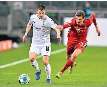  ?? FOTO: MARTIN MEISSNER/AP/POOL/DPA ?? Lässt sich Borussia, hier Stefan Lainer (l.) im Laufduell mit Bayerns Thomas Müller, auf dem Weg in den Europapoka­l noch aufhalten? Die Münchner sind Gladbachs nächster Gegner.