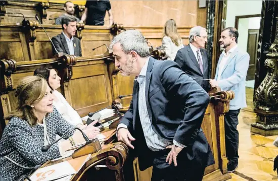  ?? XAVIER CERVERA ?? Carina Mejías, de Ciudadanos, departe con el socialista Jaume Collboni poco antes del pleno