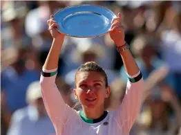  ??  ?? A philosophi­cal Simona Halep with her runners-up trophy.