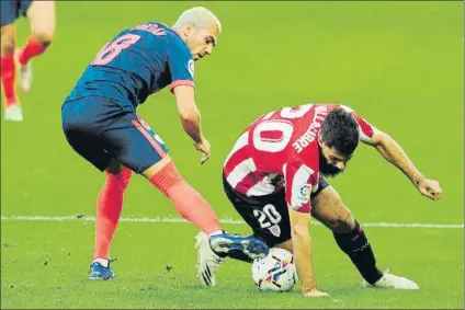  ?? FOTO: JUAN ECHEVERRÍA ?? Intenso
Jordán pugna con Villalibre durante el partido de la primera vuelta disputado en San Mamés