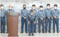  ?? Yonhap ?? S-Oil CEO Hussain A. Al-Qahtani bows before announcing his apology statement at the company’s plant in Ulsan, Friday.