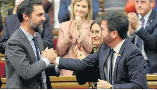  ?? QUIQUE GARCÍA / EFE ?? El ‘conseller’ de Empresa, Roger Torrent, es felicitado por el presidente catalán, Pere Aragonès, ayer en el Pleno del ‘Parlament’.