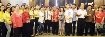  ??  ?? Chew (front, seventh left), Goh (front, seventh right) and Hiew (front, fifth left) with the MCA Penampang stronghold at the Penampang Public welfare assistance service and registrati­on programme yesterday.