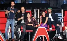  ??  ?? GUTE FREUNDE Alec Völkel & Sascha Vollmer (The BossHoss), Stefanie Kloß, Lena Meyer-Landrut und Mark Forster (v. l.) bei einem Presseterm­in für „The Voice Kids“im Januar 2019